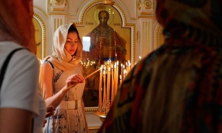 Можно ли идти в церковь в штанах и без платка? ПЦУ опровергла популярный миф и рассказала о "церковном дрескоде"