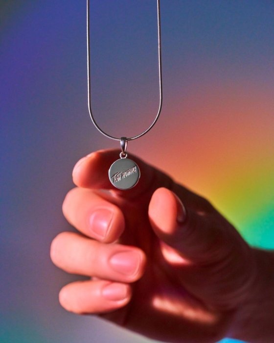 "Тебе можно быть (с) кем захочешь": украинский бренд womán jewelry выпустил украшение в поддержку ЛГБТ+ военных - фото №2